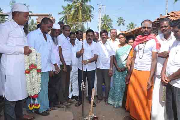ಕೊಳ್ಳೇಗಾಲ: 1 ಕೋಟಿ 5 ಲಕ್ಷ ರೂ.ವೆಚ್ಚದ ಸಿಸಿ ರಸ್ತೆ, ಚರಂಡಿ ನಿರ್ಮಾಣ ಕಾಮಗಾರಿಗೆ ನರೇಂದ್ರ ಚಾಲನೆ