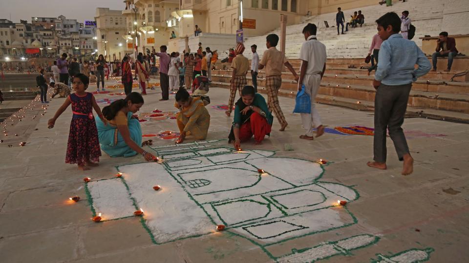 ಬ್ರಹ್ಮಘಾಟ್ ನಲ್ಲಿ ಗಮನಸೆಳೆದ ರಂಗುರಂಗಿನ ತಾಜ್ ಮಹಲ್ ರಂಗೋಲಿ