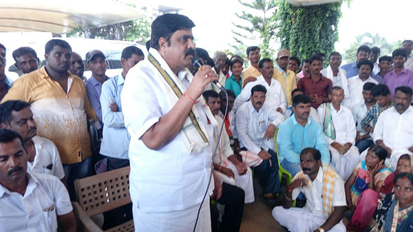 ಕರುಣಾಕರ ರೆಡ್ಡಿ ಗೆಲುವಿಗೆ ಮತದಾರರಿಂದ ಪ್ರಮಾಣ ಮಾಡಿಸಿದ ಬಿಜೆಪಿ ಮುಖಂಡ!