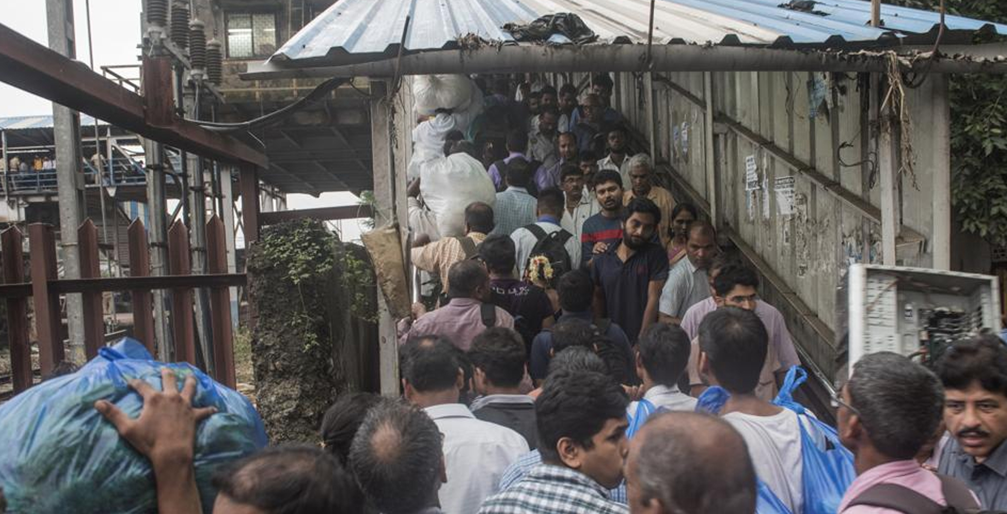 ಶಿವಾಜಿ ಸ್ಮಾರಕದ ಬದಲು ಮುಂಬೈ ರೈಲ್ವೆ ಅವ್ಯವಸ್ಥೆ ಸರಿಪಡಿಸಿ