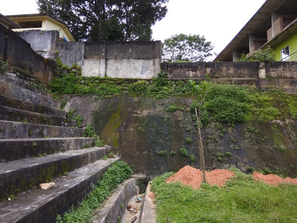 ಬಸ್ ನಿಲ್ದಾಣದ ಶೌಚಾಲಯದಿಂದ ಕ್ರೀಡಾಂಗಣಕ್ಕೆ ಹರಿಯತ್ತಿರುವ ಮಲಿನ ನೀರು