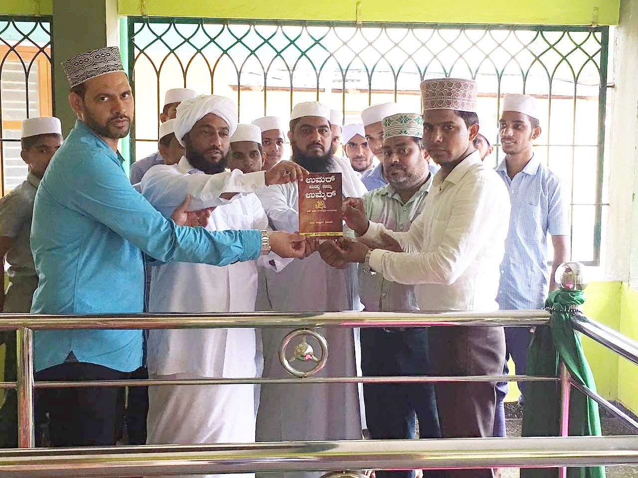 ಸಿ.ಐ.ಇಸ್ಹಾಕ್ ಫಜೀರ್ ಕೃತಿ ದಾರುಲ್ ಅಶ್ಃಅರಿಯ್ಯಾಗೆ ಹಸ್ತಾಂತರ