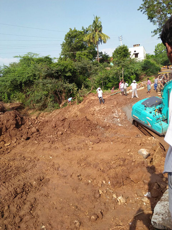 ಹನೂರು: ಧಾರಾಕಾರ ಮಳೆಗೆ ಸೇತುವೆ ಕುಸಿತ