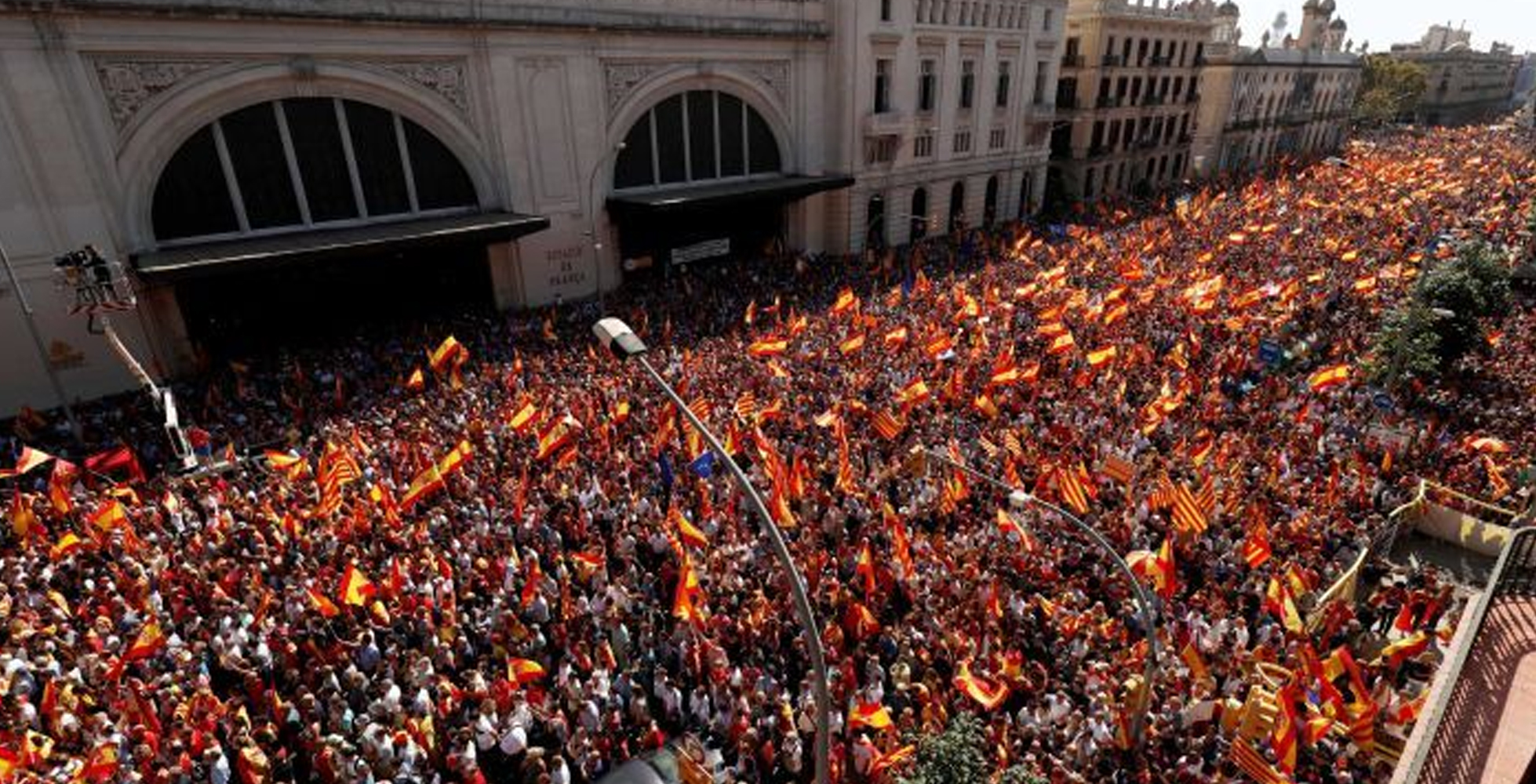 ಕ್ಯಾಟಲೋನಿಯ ಸ್ವಾತಂತ್ರ್ಯ ವಿರೋಧಿಸಿ ಬೃಹತ್ ಪ್ರತಿಭಟನೆ