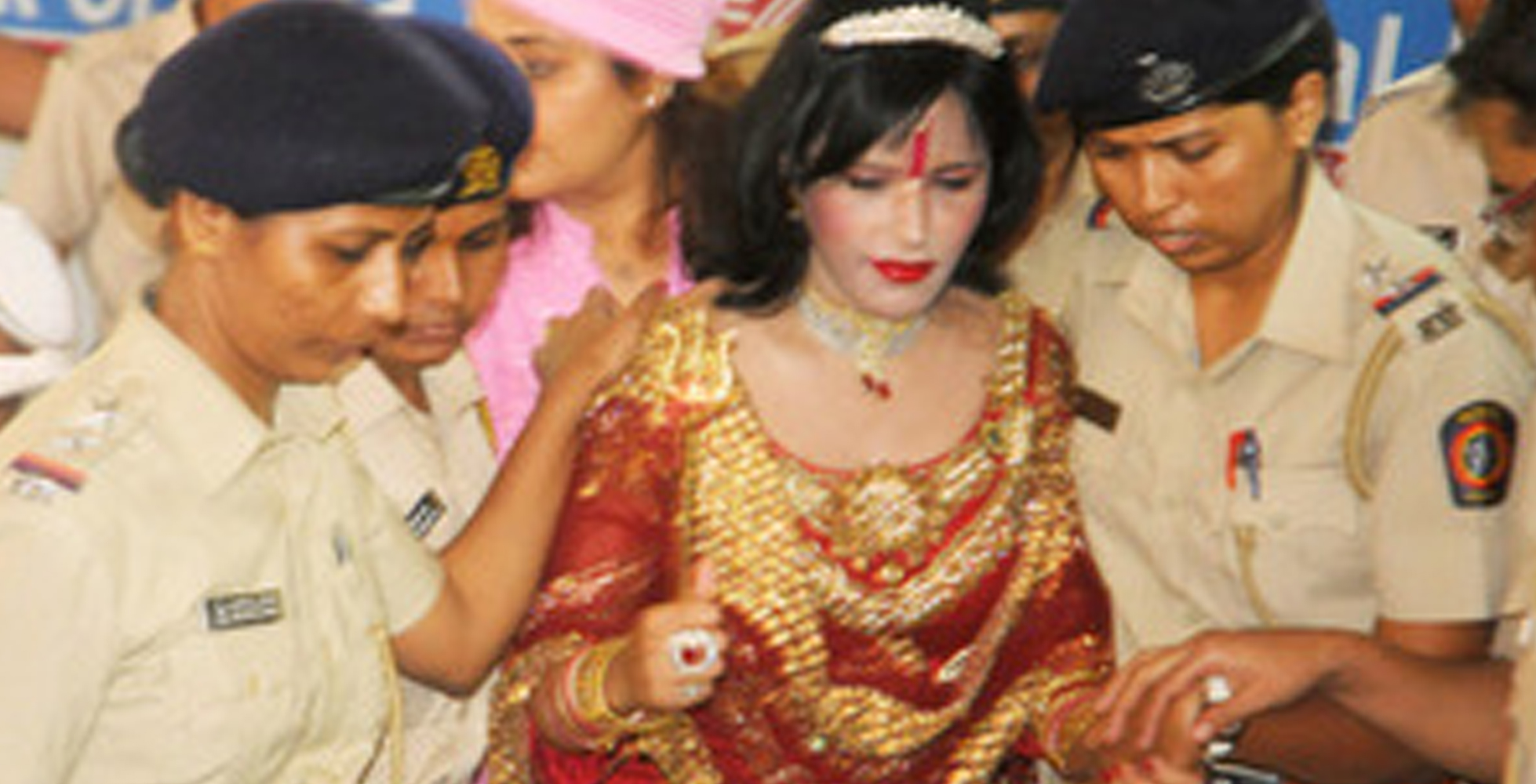 ಠಾಣಾಧಿಕಾರಿಯ ಖುರ್ಚಿಯಲ್ಲಿ ಕುಳಿತಿದ್ದ ರಾಧೆ ಮಾ ವಿರುದ್ಧ ದೂರು ದಾಖಲು