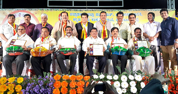 ಕನ್ನಡಿಗರು ತಮ್ಮತನವನ್ನು ಪ್ರದರ್ಶಿಸಬೇಕಿದೆ : ಎಸ್.ಪಿ.ಮುದ್ದಹನುಮೇಗೌಡ