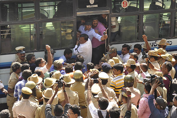 ದಾವಣಗೆರೆ: ಟಿಪ್ಪು ಜಯಂತಿ ತಡೆಗೆ ಯತ್ನಿಸಿದ ಬಿಜೆಪಿ ಕಾರ್ಯಕರ್ತರ ಬಂಧನ, ಬಿಡುಗಡೆ