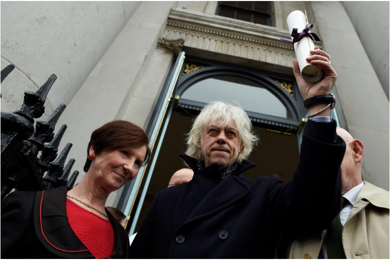 ಸೂಕಿ ಜೊತೆಗೆ ಪಡೆದ ಪ್ರಶಸ್ತಿ ಹಿಂದಿರುಗಿಸಲು ನಿರ್ಧರಿಸಿದ ಡಬ್ಲಿನ್ ಹಾಡುಗಾರ