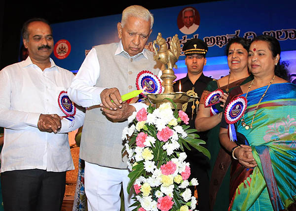 ಪೋಷಕರು ಮಕ್ಕಳನ್ನು ಸಂಸ್ಕಾರವಂತರನ್ನಾಗಿ ಬೆಳೆಸಬೇಕು: ವಜುಭಾಯಿ ವಾಲಾ