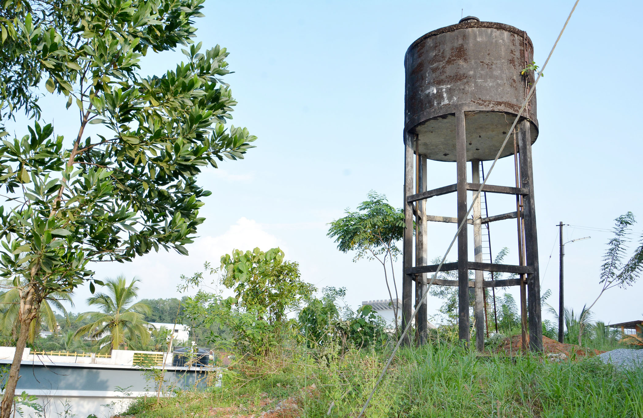 ಅಪಾಯದ ಸ್ಥಿತಿಯಲ್ಲಿ ಕುಡಿಯುವ ನೀರಿನ ಟ್ಯಾಂಕ್: ಆತಂಕದಲ್ಲಿರುವ  ನಿವಾಸಿಗಳು