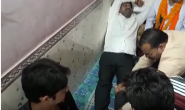 ಕಾರ್ಯಕರ್ತರಿಂದ ಕಾಲಿಗೆ ಮಸಾಜ್ ಮಾಡಿಸಿಕೊಂಡ ಉತ್ತರ ಪ್ರದೇಶ ಸಚಿವ!