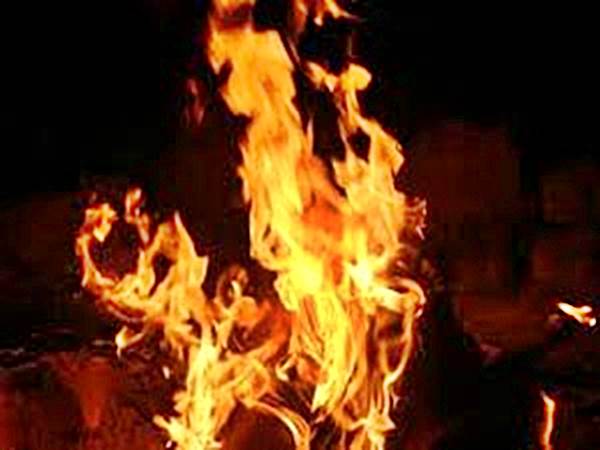 ತನ್ನದೇ ಚಿತೆ ನಿರ್ಮಿಸಿ, ಬೆಂಕಿ ಹಚ್ಚಿ ಆತ್ಮಹತ್ಯೆ ಮಾಡಿಕೊಂಡ 90ರ ವೃದ್ಧೆ