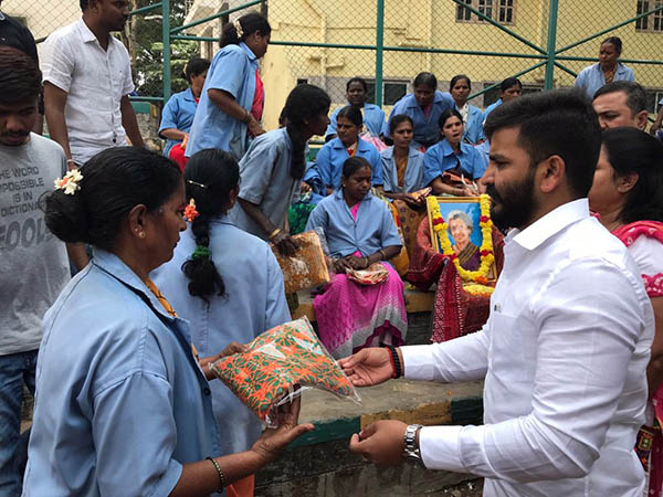 ಪೌರ ಕಾರ್ಮಿಕರಿಗೆ ಸೀರೆ ಹಂಚಿ ಇಂದಿರಾ ಗಾಂಧಿ ಜಯಂತಿ ಆಚರಣೆ