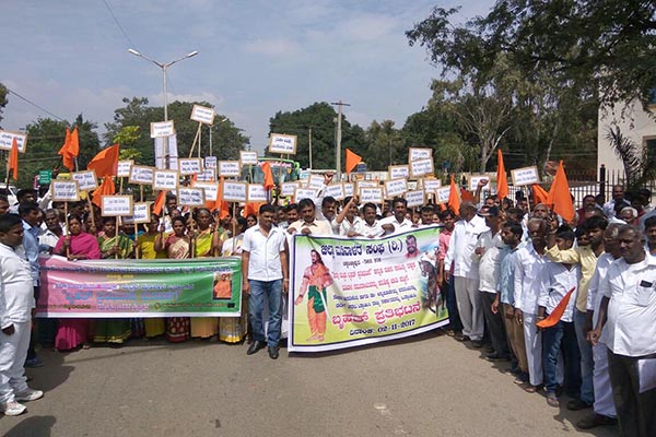 ಮಡಿವಾಳ ಸಮುದಾಯವನ್ನು ಪರಿಶಿಷ್ಟ ಜಾತಿಯ ಪಟ್ಟಿಗೆ ಸೇರ್ಪಡೆಗೊಳಿಸುಂತೆ ಆಗ್ರಹಿಸಿ ಧರಣಿ