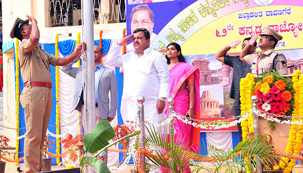 ದಾವಣಗೆರೆ : ಕನ್ನಡ ರಾಜ್ಯೋತ್ಸವ ಆಚರಣೆ ದಾವಣಗೆರೆ : ಕನ್ನಡ ರಾಜ್ಯೋತ್ಸವ ಆಚರಣೆ