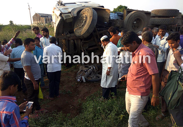 ಬೈಕ್ ಗಳ ಮೇಲೆ ಮಗುಚಿ ಬಿದ್ದ ಲಾರಿ : ಓರ್ವ ಮೃತ್ಯು