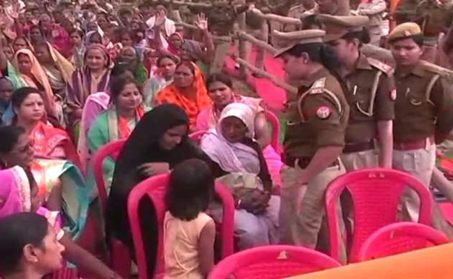 ಆದಿತ್ಯನಾಥ್ ರ‍್ಯಾಲಿಯಲ್ಲಿ ಪಾಲ್ಗೊಂಡ ಮಹಿಳೆಯ ಬುರ್ಖಾ ತೆಗೆಸಿದ ಪೊಲೀಸರು!