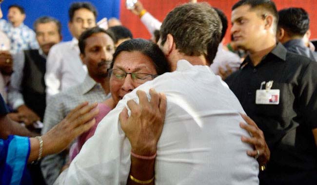 ಗುಜರಾತ್ : ಶಿಕ್ಷಕಿಯ ಗೋಳು ಕೇಳಿ ಕರಗಿದ ರಾಹುಲ್ ಗಾಂಧಿ