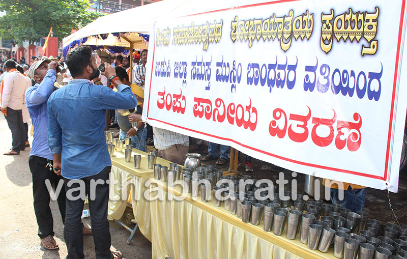 ಉಡುಪಿಯಲ್ಲಿ ಹಿಂದೂ ಸಮಾಜೋತ್ಸವ: ಮುಸ್ಲಿಮರಿಂದ ತಂಪು ಪಾನೀಯ ವಿತರಣೆ