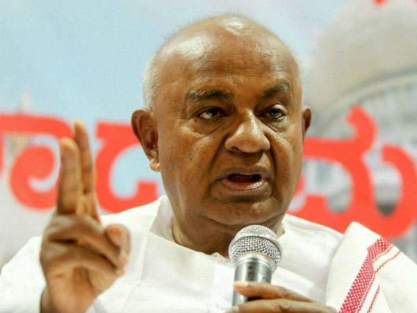 ಸಂವಿಧಾನದಲ್ಲಿಲ್ಲದ ಲೋಪಗಳನ್ನು ತಡಕುವುದು ಪೇಜಾವರ ಶ್ರೀ ಘನತೆಗೆ ತಕ್ಕುದಲ್ಲ: ದೇವೇಗೌಡ