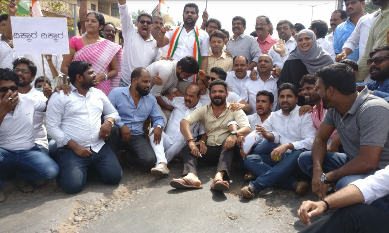 ಹೆದ್ದಾರಿ ದುರಸ್ತಿಗೆ ಒತ್ತಾಯಿಸಿ ಹೊನ್ನಕಟ್ಟೆಯಲ್ಲಿ ಪ್ರತಿಭಟನೆ