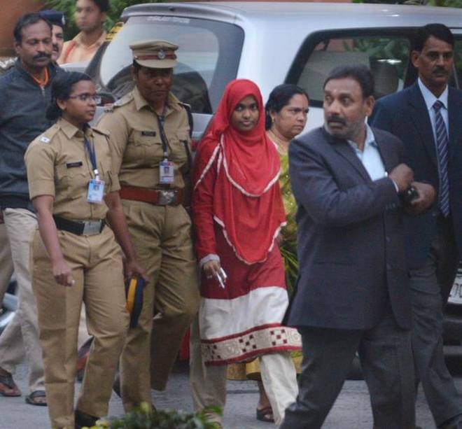 ವಿದ್ಯಾಭ್ಯಾಸ ಮುಂದುವರಿಸಲು ಹಾದಿಯಾ ಸೇಲಂಗೆ :ಸುಪ್ರೀಂ ಕೋರ್ಟ್ ಆದೇಶ