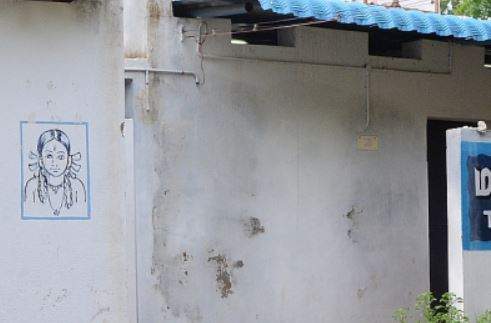 ವಿದ್ಯಾರ್ಥಿನಿಯರಿಗೆ ಶೌಚಾಲಯ ಸ್ವಚ್ಛಗೊಳಿಸಲು ಸೂಚಿಸಿದ ಶಿಕ್ಷಕ