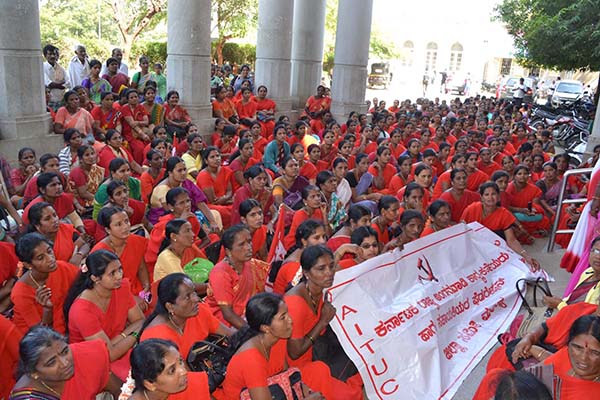 ಮಂಡ್ಯ: ವಿವಿಧ ಬೇಡಿಕೆಗಳ ಈಡೇರಿಕೆಗೆ ಆಗ್ರಹಿಸಿ ಅಂಗನವಾಡಿ ಕಾರ್ಯಕರ್ತೆಯರ ಧರಣಿ