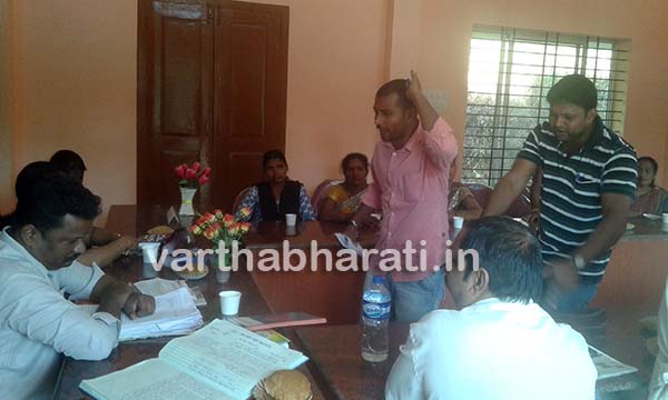 ವಿಧವೆಗೆ ನ್ಯಾಯಕೊಡಿಸುವಂತೆ ಆಗ್ರಹ : ಕೊಳ್ತಿಗೆ ಗ್ರಾಪಂ ಸದಸ್ಯರ ಪ್ರತಿಭಟನೆ