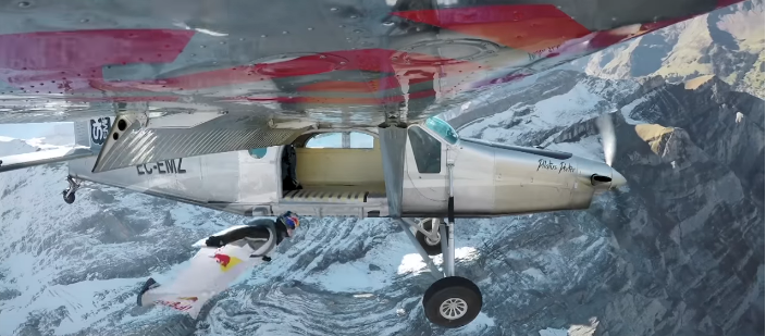 ಆಗಸದಿಂದ ವಿಮಾನದೊಳಕ್ಕೆ ಜಿಗಿದ ಸಾಹಸಿಗಳು!