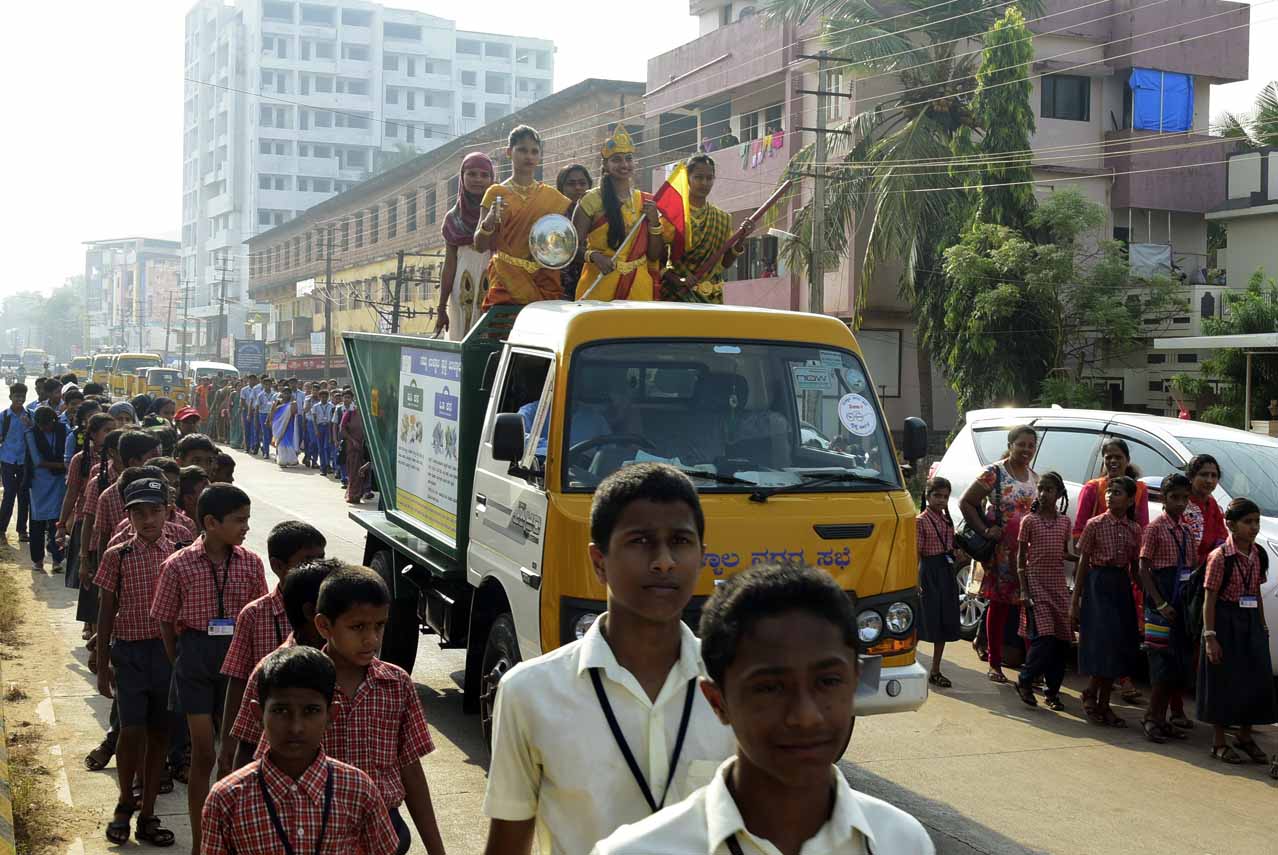 ತ್ಯಾಜ್ಯ ವಿಲೇವಾರಿ ವಾಹನದಲ್ಲಿ ವಿದ್ಯಾರ್ಥಿಗಳ ಜಾಥಾ: ಆರೋಪ
