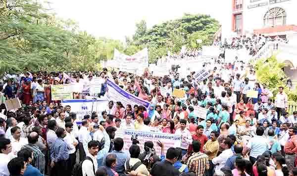 ಶಿವಮೊಗ್ಗ: ನಿಯಂತ್ರಣ ಕಾಯ್ದೆ ವಿರೋಧಿಸಿ ಖಾಸಗಿ ಆಸ್ಪತ್ರೆ ವೆದ್ಯರ ಪ್ರತಿಭಟನೆ