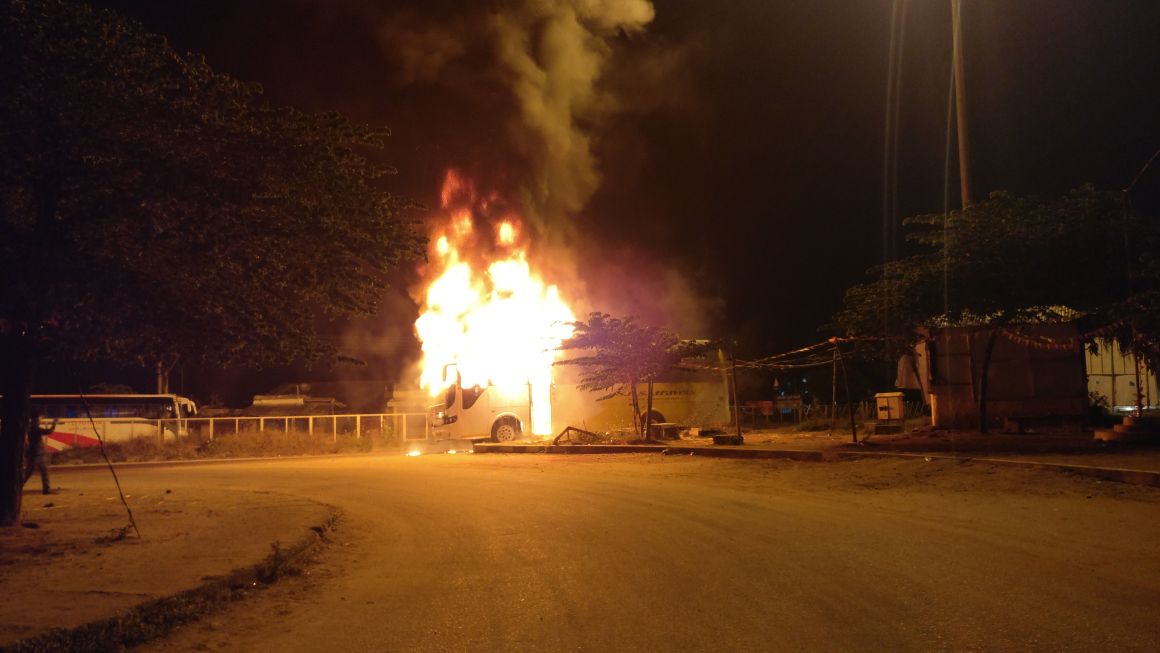 ಬಸ್ ಬೆಂಕಿಗಾಹುತಿ: 20 ಮಂದಿ ಪಾರು