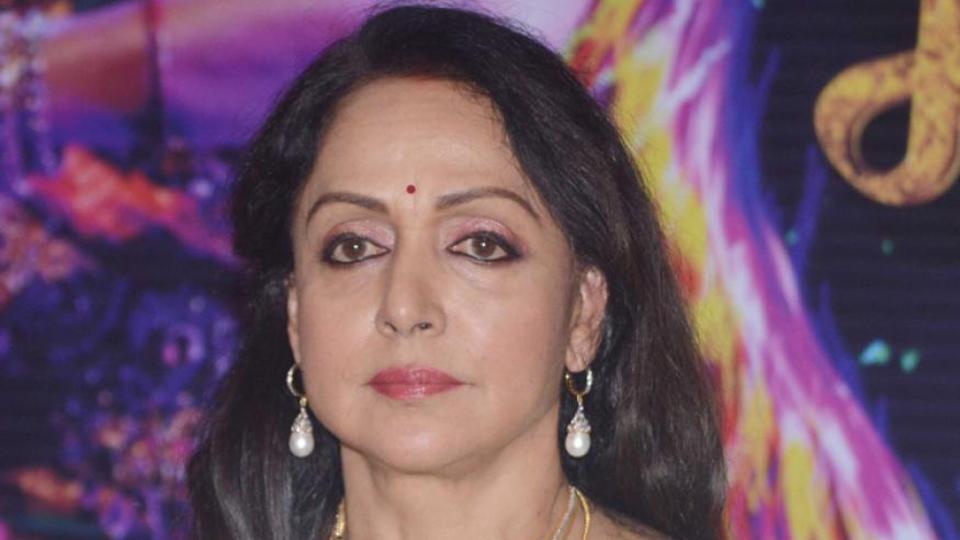 ಗೂಳಿ ದಾಳಿಯಿಂದ ಕೂದಲೆಳೆಯ ಅಂತರದಲ್ಲಿ ಪಾರಾದ ಹೇಮಾಮಾಲಿನಿ