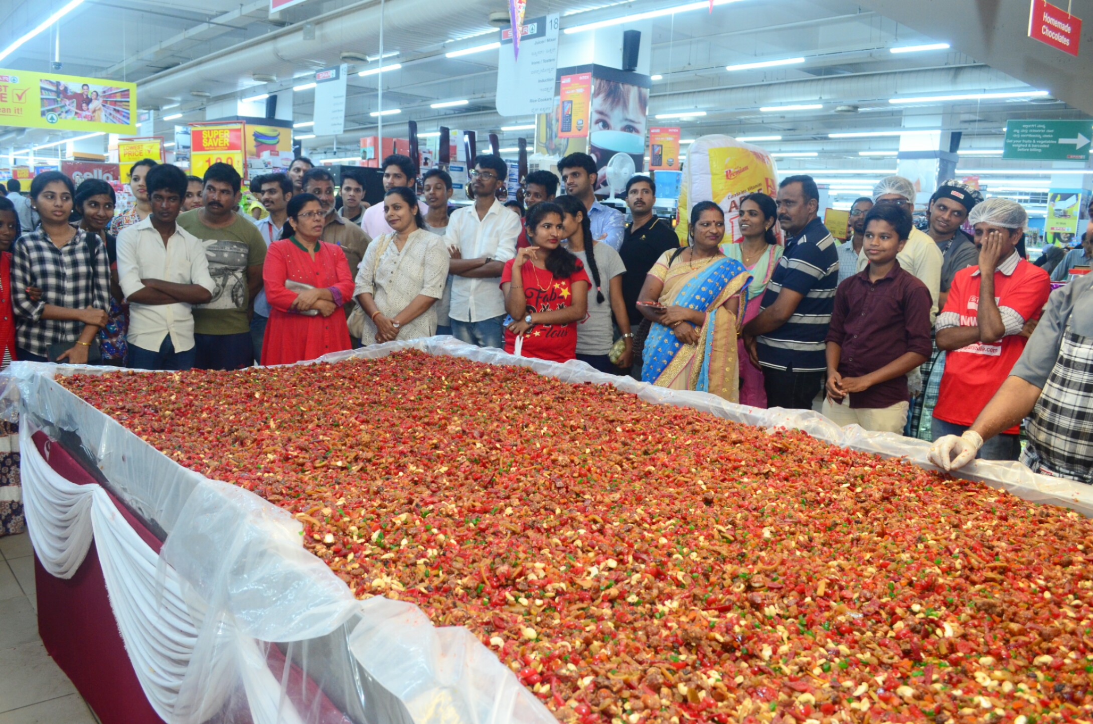 ಸಿಟಿಸೆಂಟರ್ ಮಾಲ್ ನಲ್ಲಿ 2 ಟನ್ ಕೇಕ್ ಗೆ ಫ್ರೂಟ್ಸ್ ಮಿಕ್ಸಿಂಗ್ !