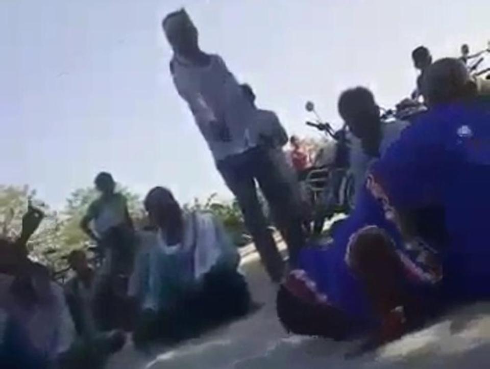 ಪಂಚಾಯತ್ ಸಭೆಯಲ್ಲಿ ಮಹಿಳೆಯಿಂದ ಉಗುಳನ್ನು ನೆಕ್ಕಿಸಿದರು!