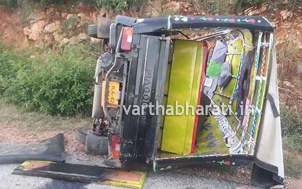 ಮಂಡ್ಯ: ಆಪೆ ಆಟೊ ಉರುಳಿ 8 ಮಂದಿ ಗಾಯ