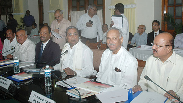 ಸ್ಥಳ ಕೊರತೆಯಾದರೆ ಮೊಬೈಲ್ ಕ್ಯಾಂಟೀನ್ ಆರಂಭಿಸಿ: ಸಿಎಂ ಸಿದ್ದರಾಮಯ್ಯ