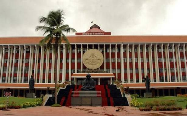 ಕೇರಳ ವಿಧಾನಸಭೆಯಲ್ಲಿ ಕೋಲಾಹಲ: ಸರಕಾರದಿಂದ ಸೋಲಾರ್ ಹಗರಣದ ವರದಿ ಮಂಡನೆ