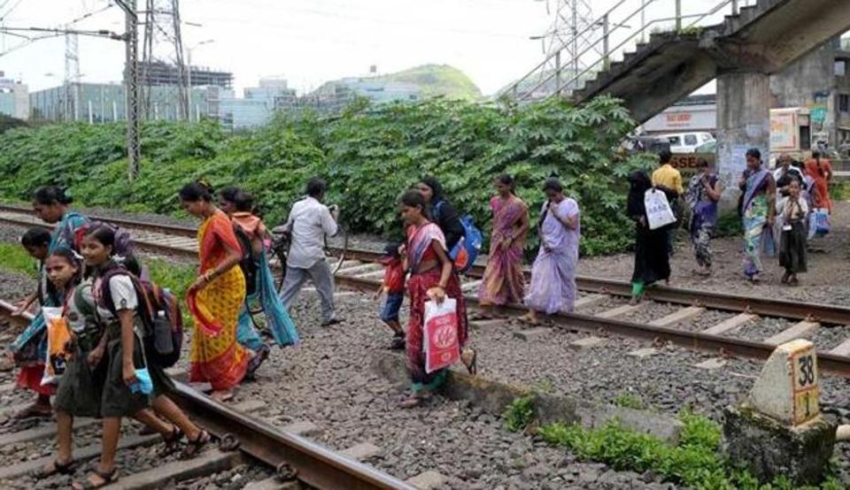 ಮುಂಬೈ: ಪ್ರಯಾಣಿಕರು ರೈಲ್ವೆ ಹಳಿಗಳನ್ನು ದಾಟದಂತೆ ಮುಳ್ಳುತಂತಿ ಬೇಲಿ ಅಳವಡಿಕೆ