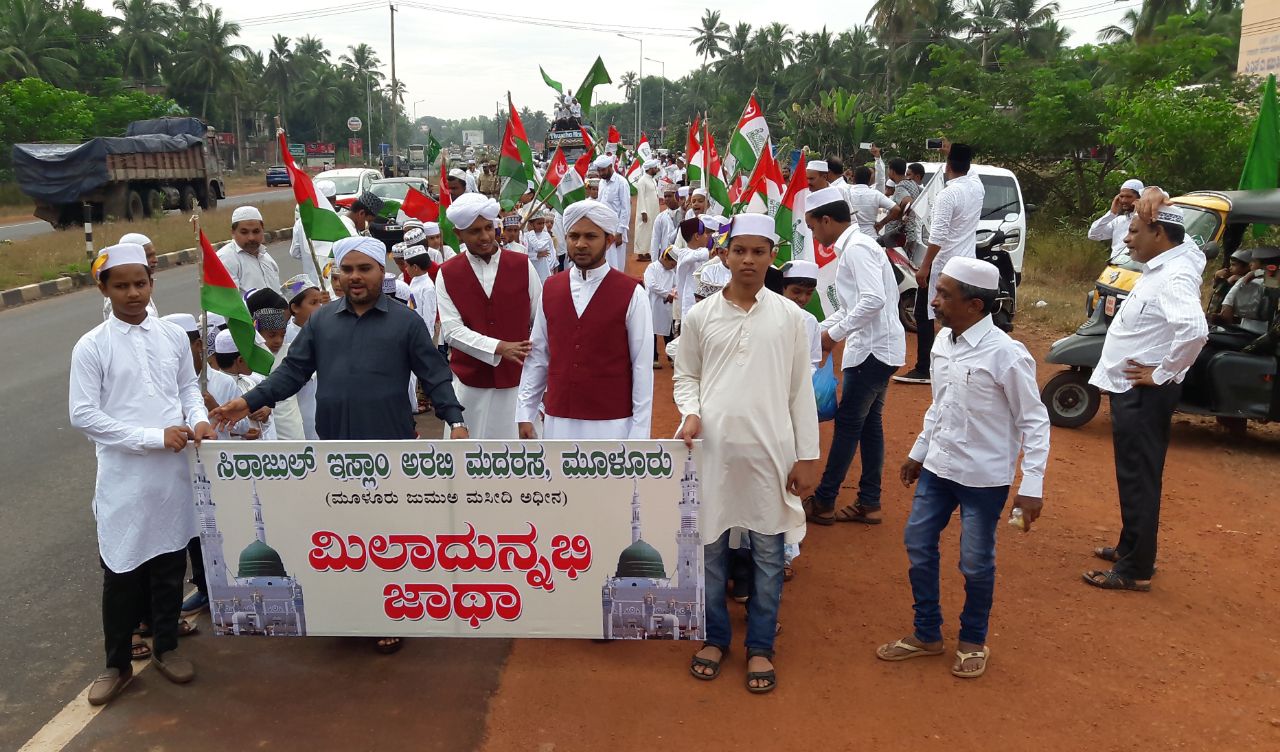 ಸ್ವಚ್ಛತೆಗೆ ಮಹತ್ವ: ಹಿಂದೂ ಯುವಕರಿಂದ ತಂಪು ಪಾನೀಯ