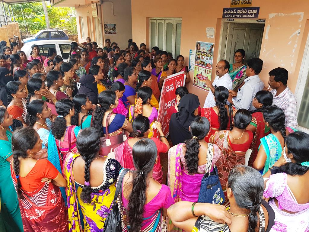 ಮೊಟ್ಟೆ ಬೆಲೆ ಗಗನಕ್ಕೆ: ಅಂಗನವಾಡಿ ನೌಕರರಿಂದ ಪ್ರತಿಭಟನೆ