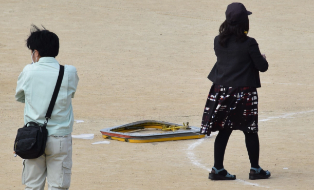 ಶಾಲೆಯ ಅಂಗಳಕ್ಕೆ ಬಿದ್ದ ಹೆಲಿಕಾಪ್ಟರ್ ಕಿಟಕಿ