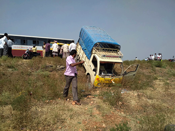 ಮದುವೆ ದಿಬ್ಬಣದ ವಾಹನಕ್ಕೆ ಬಸ್ ಢಿಕ್ಕಿ: 10 ಮಂದಿಗೆ ಗಾಯ