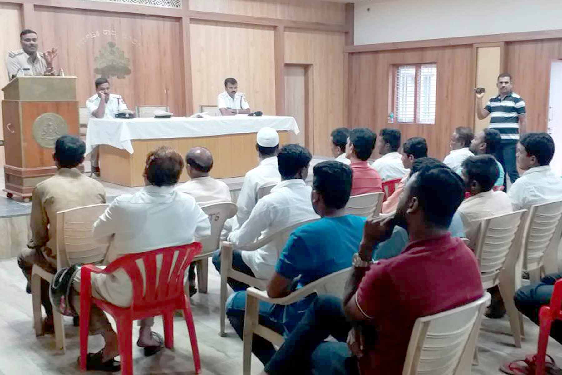 ಹೆಲ್ಮೇಟ್ ಧರಿಸದ ಬೈಕ್ ಸವಾರರಿಗೆ ದಂಡದ ಜೊತೆ ಸ್ಪೆಷಲ್ ಕ್ಲಾಸ್