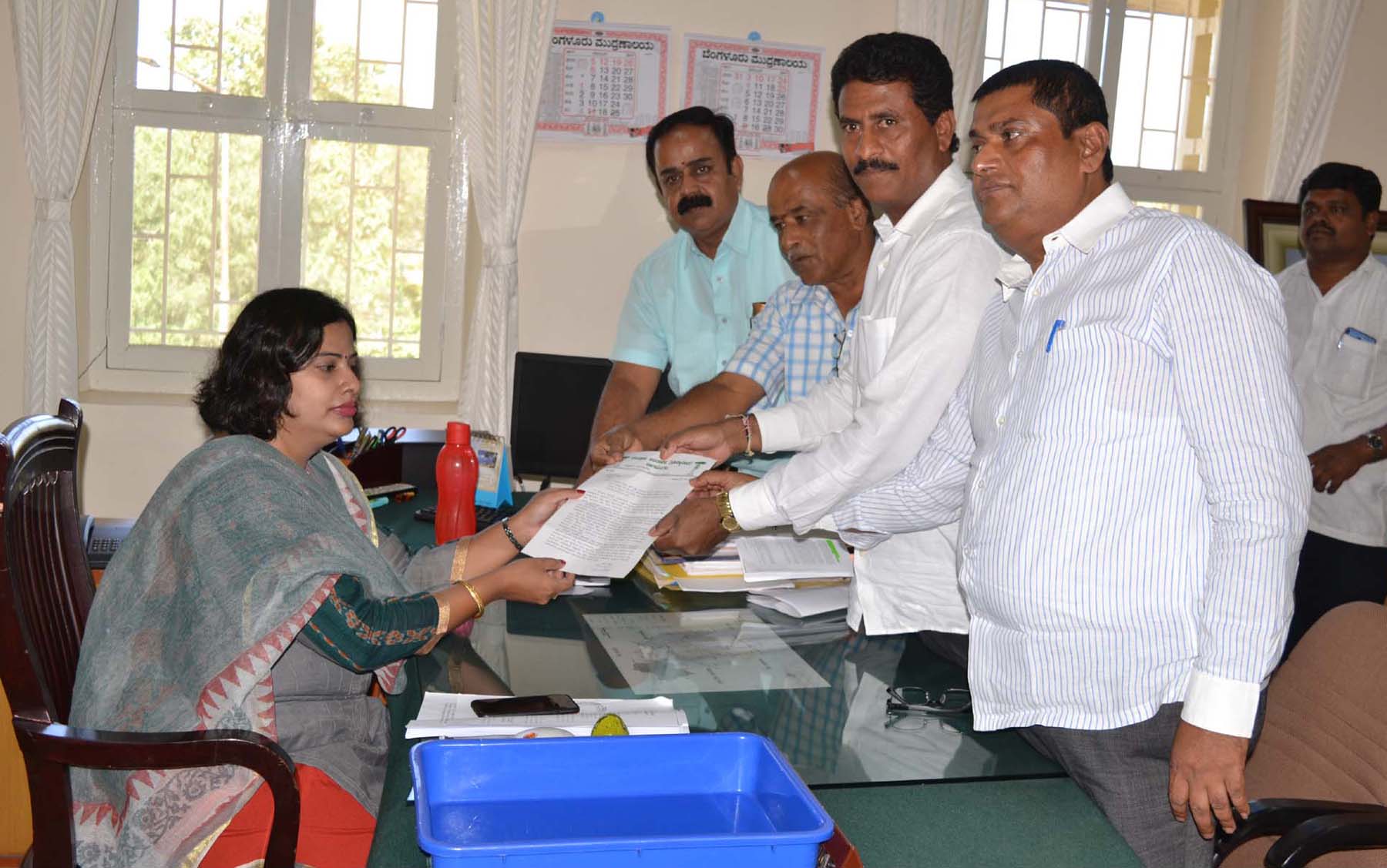 ಶಾಸಕರ ಒತ್ತಡದಿಂದಪಟ್ಟಿಯಿಂದ ಮತದಾರರ ಹೆಸರು ತೆರವು: ಮಾಜಿ ಶಾಸಕ ಕೆ.ಸುರೇಶ್‍ಗೌಡ ಆರೋಪ