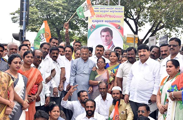 ರಾಹುಲ್‍ಗಾಂಧಿ ಎಐಸಿಸಿ ಸಾರಥಿ : ಮಂಡ್ಯದಲ್ಲಿ ಕಾಂಗ್ರೆಸ್‍ನಿಂದ ಸಂಭ್ರಮಾಚರಣೆ