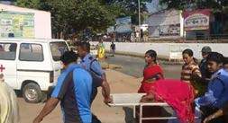 ಚಿಕಿತ್ಸೆ ನಿರಾಕರಿಸಿದ ವೈದ್ಯರು: ಚರಂಡಿಯಲ್ಲಿ ಶಿಶುವಿಗೆ ಜನ್ಮ ನೀಡಿದ ಮಹಿಳೆ