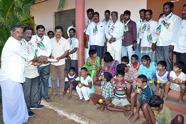 ಕೊಳ್ಳೇಗಾಲ : ಕುಮಾರಸ್ವಾಮಿ ಹುಟ್ಟುಹಬ್ಬದ ಅಂಗವಾಗಿ ಹಣ್ಣು ಹಂಪಲು ವಿತರಣೆ