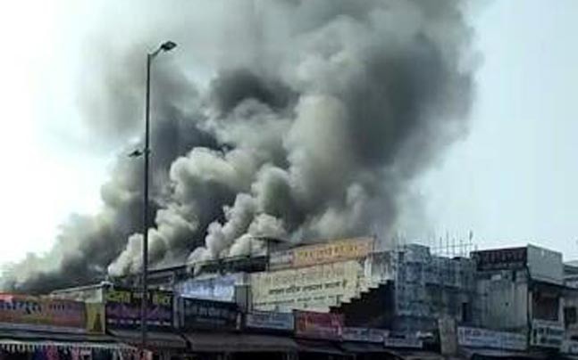 ಶಾಪಿಂಗ್ ಕಾಂಪ್ಲೆಕ್ಸ್‌ನಲ್ಲಿ ಬೆಂಕಿ ಅವಘಡ: 100ಕ್ಕೂ ಅಧಿಕ ಅಂಗಡಿಗಳು ಭಸ್ಮ